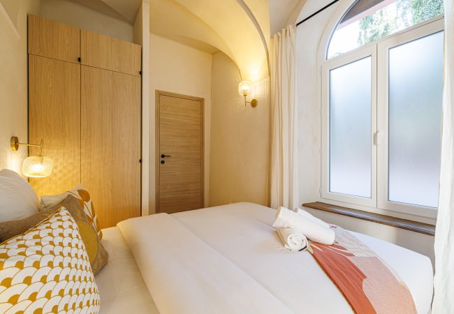 Apartment in Nice - An air-conditioned haven of peace with garden and jacuzzi. Apartment in Nice - An air-conditioned haven of peace with garden and jacuzzi.