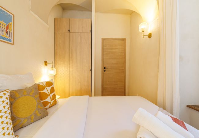 Apartment in Nice - An air-conditioned haven of peace with garden and jacuzzi. Apartment in Nice - An air-conditioned haven of peace with garden and jacuzzi.