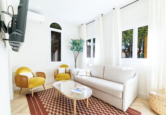 Apartment in Nice - An air-conditioned haven of peace with garden and jacuzzi. Apartment in Nice - An air-conditioned haven of peace with garden and jacuzzi.