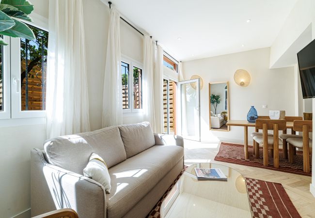 Apartment in Nice - An air-conditioned haven of peace with garden and jacuzzi. Apartment in Nice - An air-conditioned haven of peace with garden and jacuzzi.
