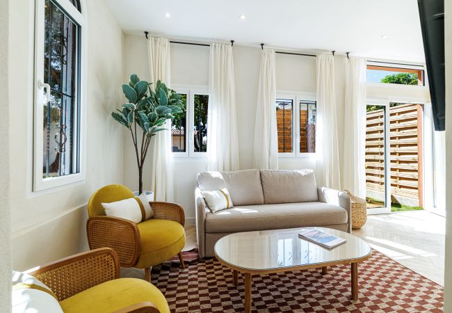 Apartment in Nice - An air-conditioned haven of peace with garden and jacuzzi. Apartment in Nice - An air-conditioned haven of peace with garden and jacuzzi.