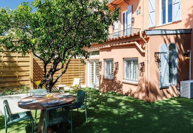 Apartment in Nice - An air-conditioned haven of peace with garden and jacuzzi. Apartment in Nice - An air-conditioned haven of peace with garden and jacuzzi.