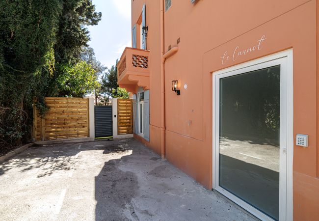 Apartment in Nice - An air-conditioned haven of peace with garden and jacuzzi. Apartment in Nice - An air-conditioned haven of peace with garden and jacuzzi.