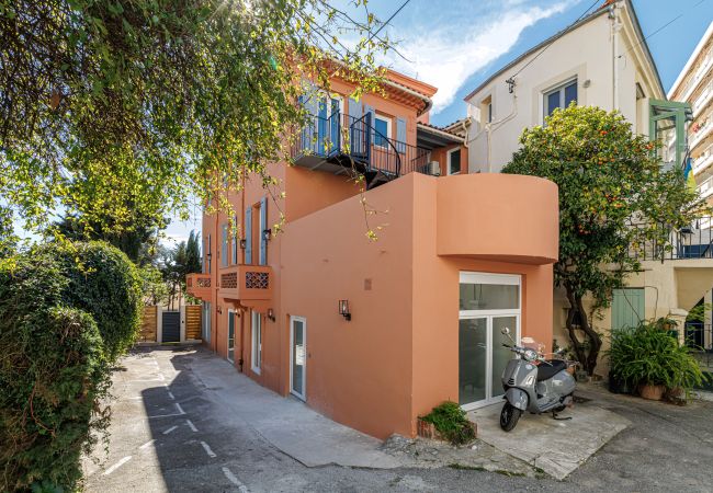 Apartment in Nice - An air-conditioned haven of peace with garden and jacuzzi. Apartment in Nice - An air-conditioned haven of peace with garden and jacuzzi.