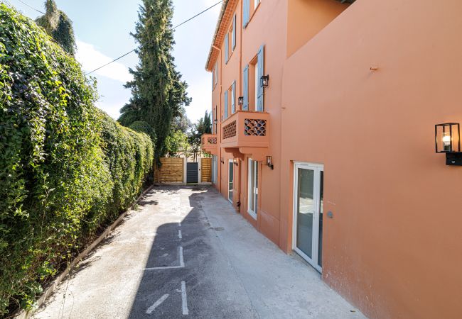 Apartment in Nice - An air-conditioned haven of peace with garden and jacuzzi. Apartment in Nice - An air-conditioned haven of peace with garden and jacuzzi.