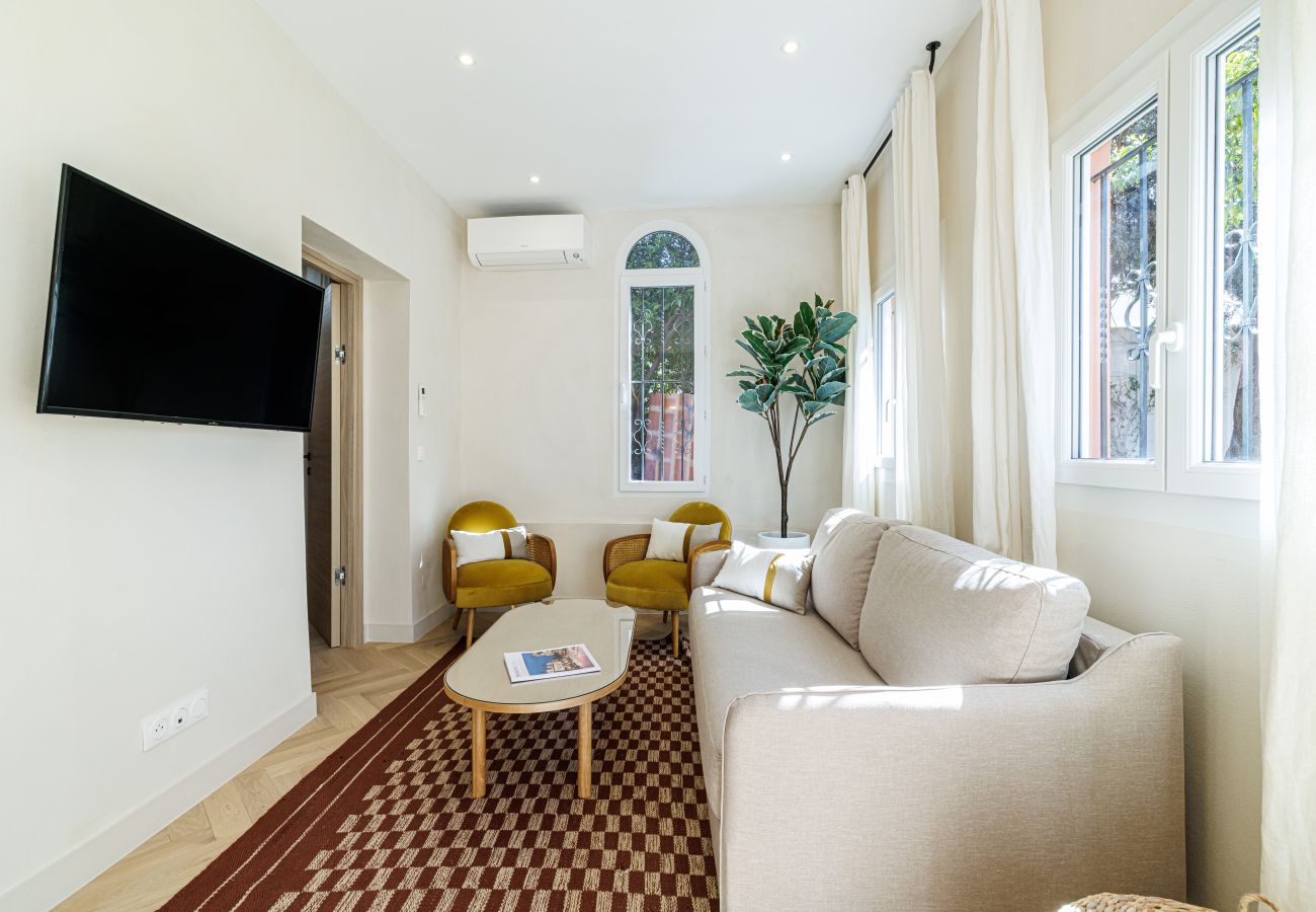 Apartment in Nice - An air-conditioned haven of peace with garden and jacuzzi. Apartment in Nice - An air-conditioned haven of peace with garden and jacuzzi.