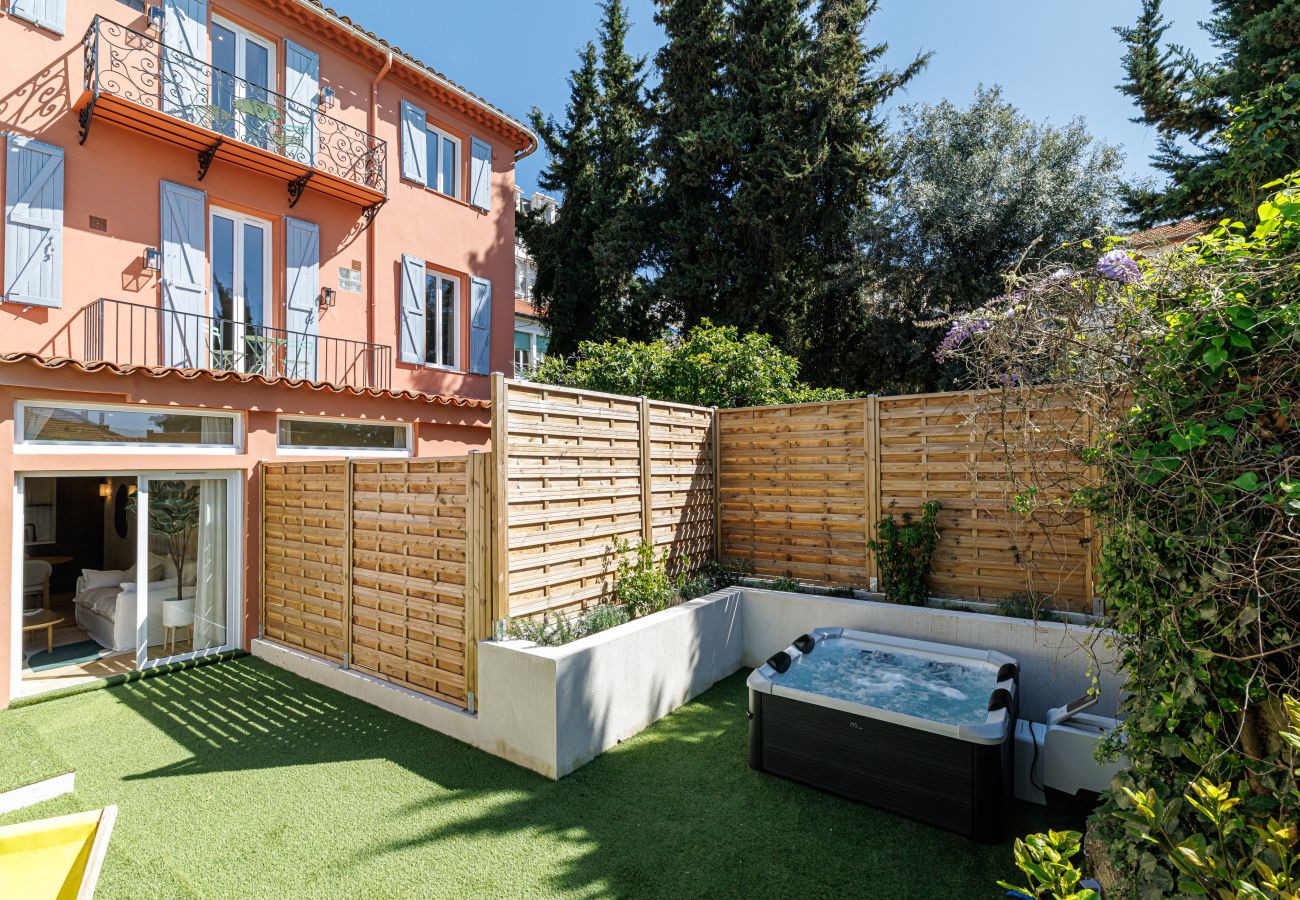 Apartment in Nice - Renovated, air-conditioned apartment with private garden, jacuzzi, and hammam.