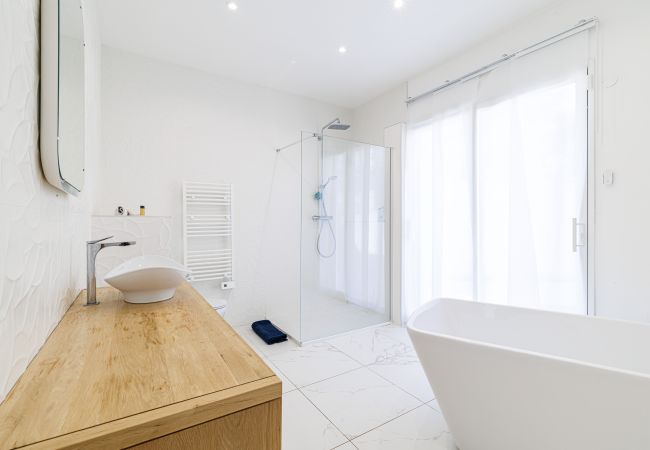 Villa in Saint Paul de Vence - Contemporary Villa – St Paul – Pool – A/C Villa in Saint Paul de Vence - Contemporary Villa – St Paul – Pool – A/C