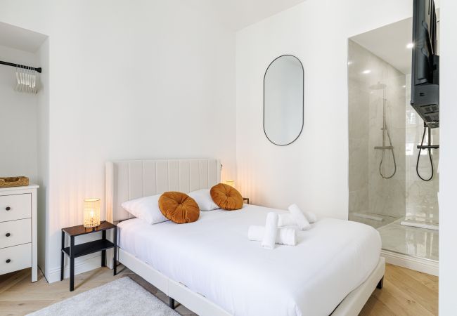 Apartment in Nice - Elegant Renovated 2-Bedroom Apartment – Balcony & 2 En-Suite Rooms Apartment in Nice - Elegant Renovated 2-Bedroom Apartment – Balcony & 2 En-Suite Rooms