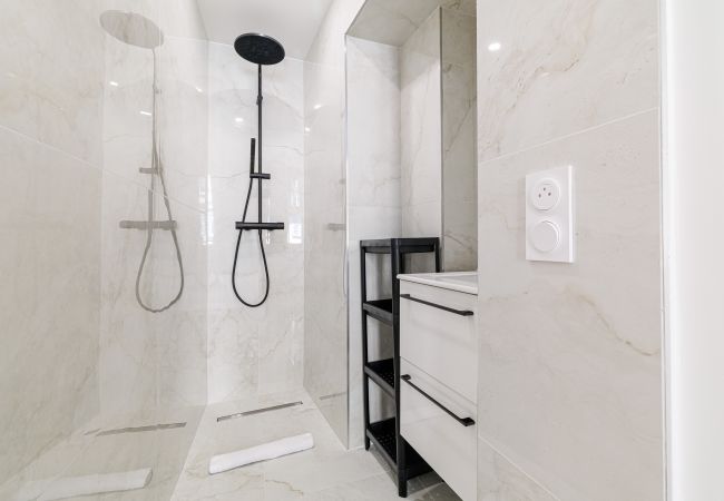 Apartment in Nice - Elegant Renovated 2-Bedroom Apartment – Balcony & 2 En-Suite Rooms Apartment in Nice - Elegant Renovated 2-Bedroom Apartment – Balcony & 2 En-Suite Rooms