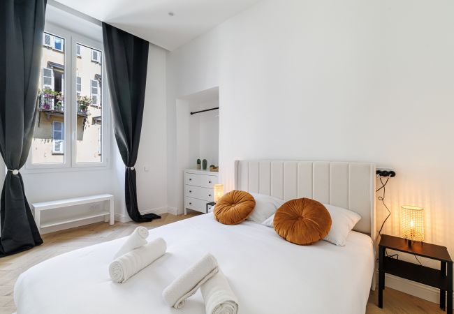 Apartment in Nice - Elegant Renovated 2-Bedroom Apartment – Balcony & 2 En-Suite Rooms Apartment in Nice - Elegant Renovated 2-Bedroom Apartment – Balcony & 2 En-Suite Rooms