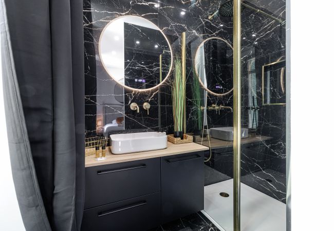 Apartment in Nice - Elegant Renovated 2-Bedroom Apartment – Balcony & 2 En-Suite Rooms Apartment in Nice - Elegant Renovated 2-Bedroom Apartment – Balcony & 2 En-Suite Rooms