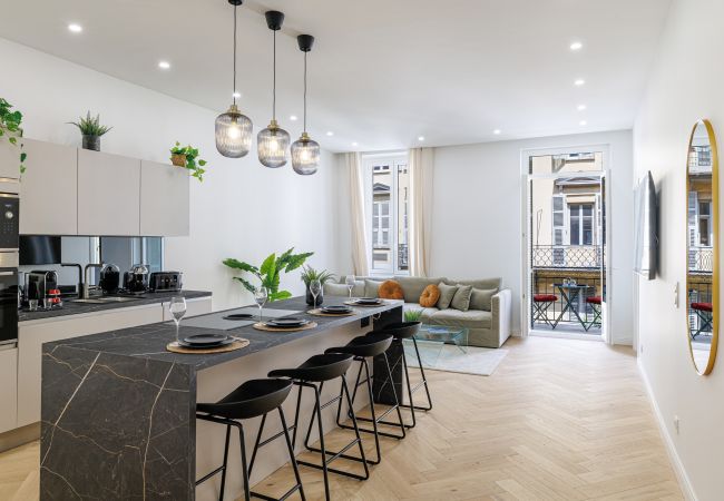 Apartment in Nice - Elegant Renovated 2-Bedroom Apartment – Balcony & 2 En-Suite Rooms Apartment in Nice - Elegant Renovated 2-Bedroom Apartment – Balcony & 2 En-Suite Rooms