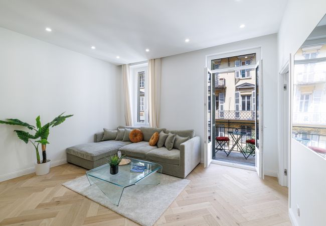 Apartment in Nice - Elegant Renovated 2-Bedroom Apartment – Balcony & 2 En-Suite Rooms Apartment in Nice - Elegant Renovated 2-Bedroom Apartment – Balcony & 2 En-Suite Rooms