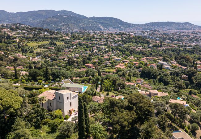Villa in Nice - Family villa in Nice – Stunning view, pool and outdoor games Villa in Nice - Family villa in Nice – Stunning view, pool and outdoor games