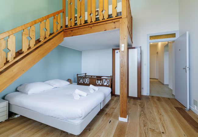 Villa in Nice - Family villa in Nice – Stunning view, pool and outdoor games Villa in Nice - Family villa in Nice – Stunning view, pool and outdoor games