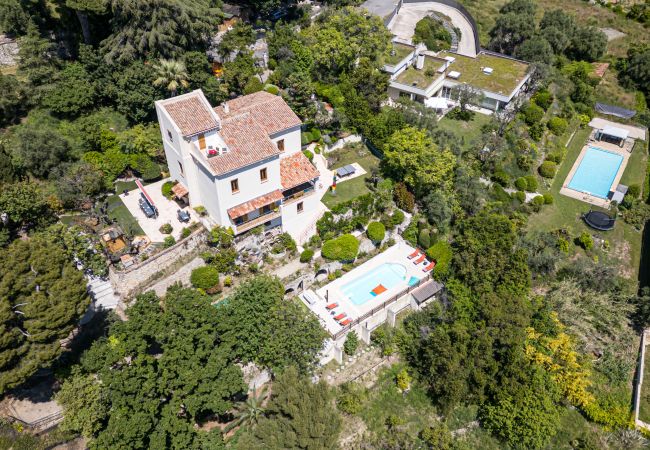 Villa/Dettached house in Nice - Family villa in Nice – Stunning view, pool and outdoor games