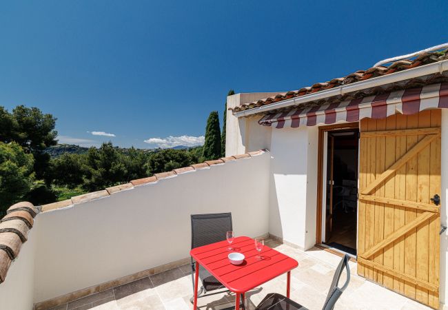 Villa in Nice - Family villa in Nice – Stunning view, pool and outdoor games Villa in Nice - Family villa in Nice – Stunning view, pool and outdoor games