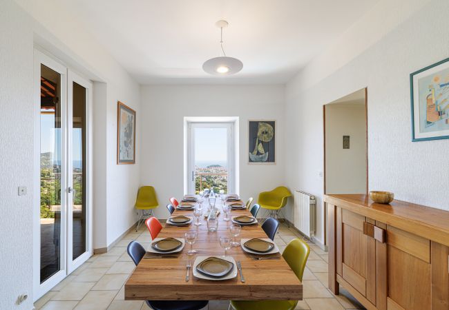 Villa in Nice - Family villa in Nice – Stunning view, pool and outdoor games Villa in Nice - Family villa in Nice – Stunning view, pool and outdoor games