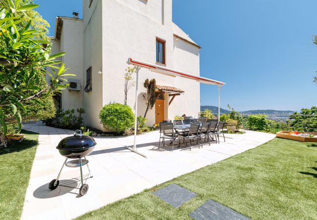 Villa in Nice - Family villa in Nice – Stunning view, pool and outdoor games Villa in Nice - Family villa in Nice – Stunning view, pool and outdoor games