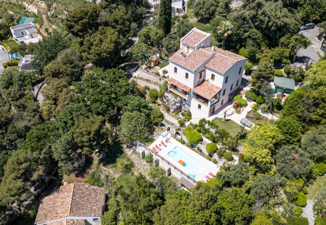 Villa/Dettached house in Nice - Family villa in Nice – Stunning view, pool and outdoor games