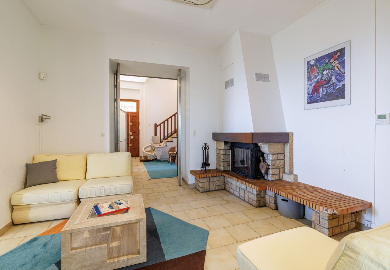 Villa in Nice - Family villa in Nice – Stunning view, pool and outdoor games Villa in Nice - Family villa in Nice – Stunning view, pool and outdoor games