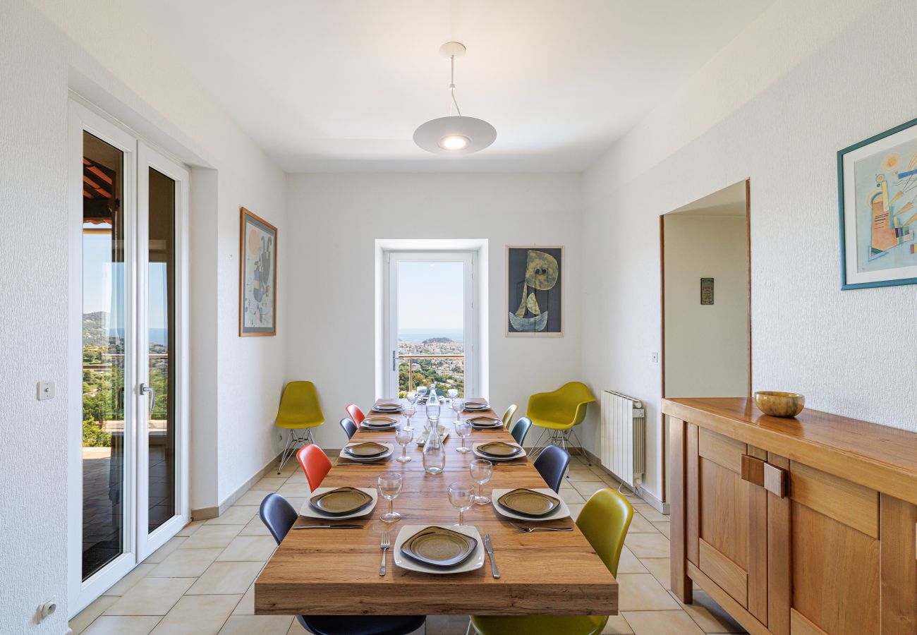 Villa in Nice - Family villa in Nice – Stunning view, pool and outdoor games Villa in Nice - Family villa in Nice – Stunning view, pool and outdoor games