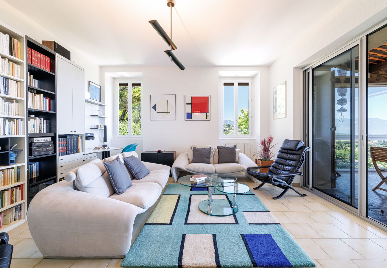 Villa in Nice - Family villa in Nice – Stunning view, pool and outdoor games Villa in Nice - Family villa in Nice – Stunning view, pool and outdoor games