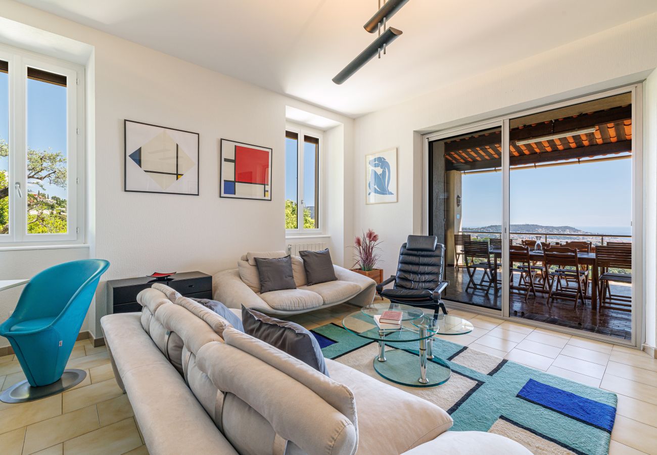 Villa in Nice - Family villa in Nice – Stunning view, pool and outdoor games Villa in Nice - Family villa in Nice – Stunning view, pool and outdoor games