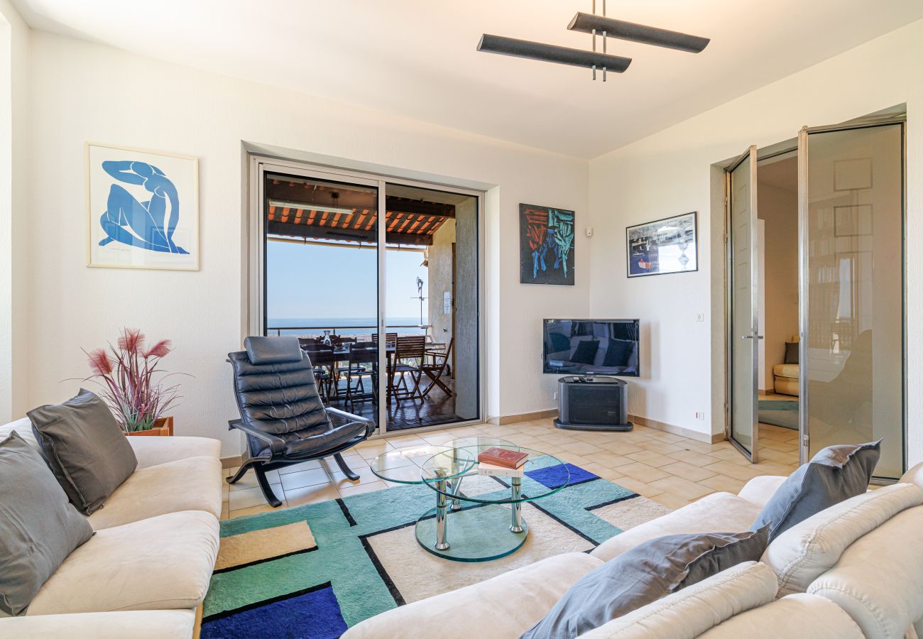 Villa in Nice - Family villa in Nice – Stunning view, pool and outdoor games Villa in Nice - Family villa in Nice – Stunning view, pool and outdoor games