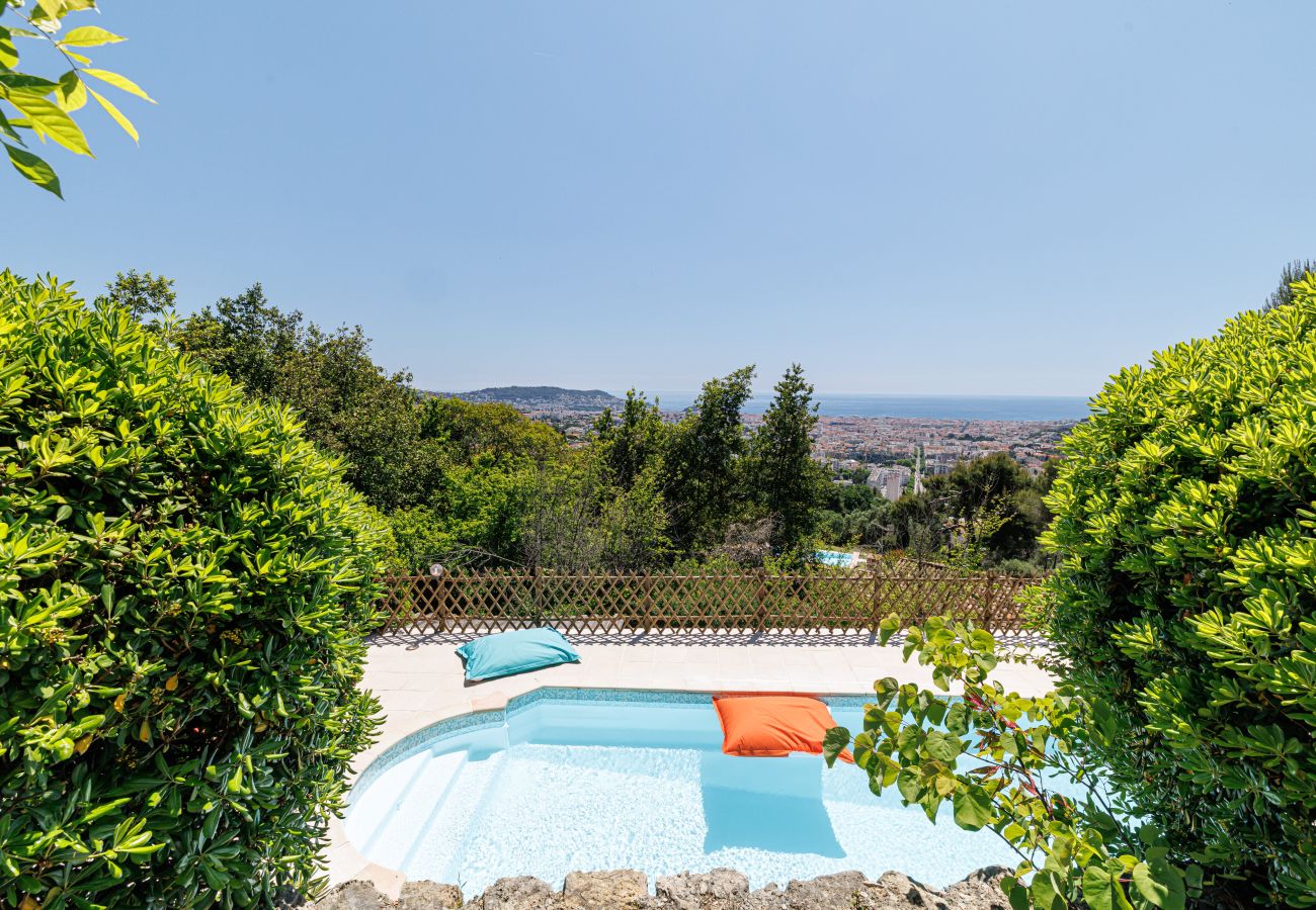 Villa in Nice - Family villa in Nice – Stunning view, pool and outdoor games Villa in Nice - Family villa in Nice – Stunning view, pool and outdoor games