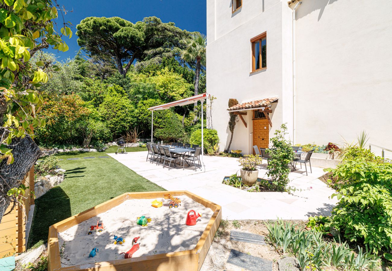 Villa in Nice - Family villa in Nice – Stunning view, pool and outdoor games Villa in Nice - Family villa in Nice – Stunning view, pool and outdoor games