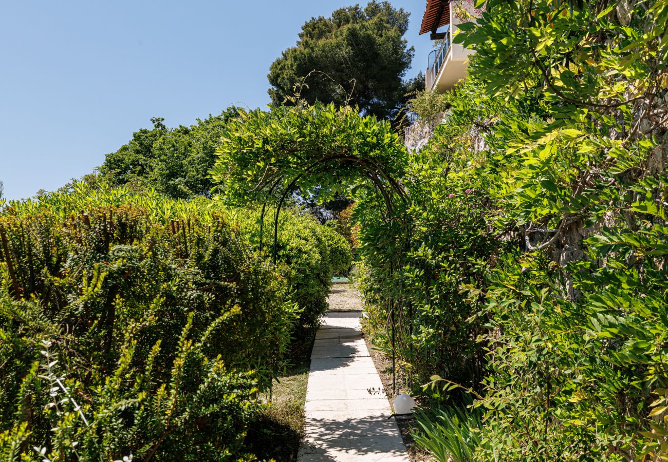 Villa in Nice - Family villa in Nice – Stunning view, pool and outdoor games Villa in Nice - Family villa in Nice – Stunning view, pool and outdoor games