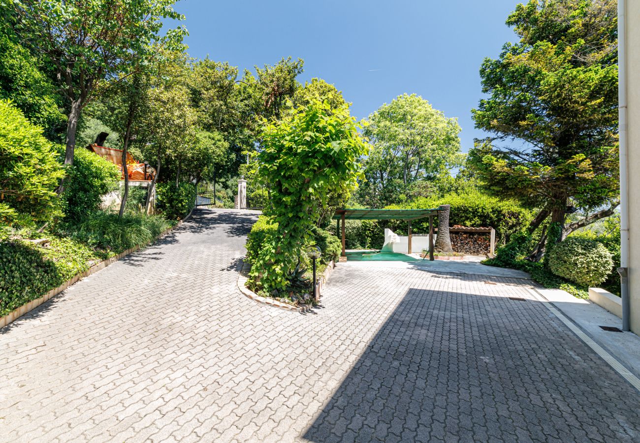 Villa in Nice - Family villa in Nice – Stunning view, pool and outdoor games Villa in Nice - Family villa in Nice – Stunning view, pool and outdoor games