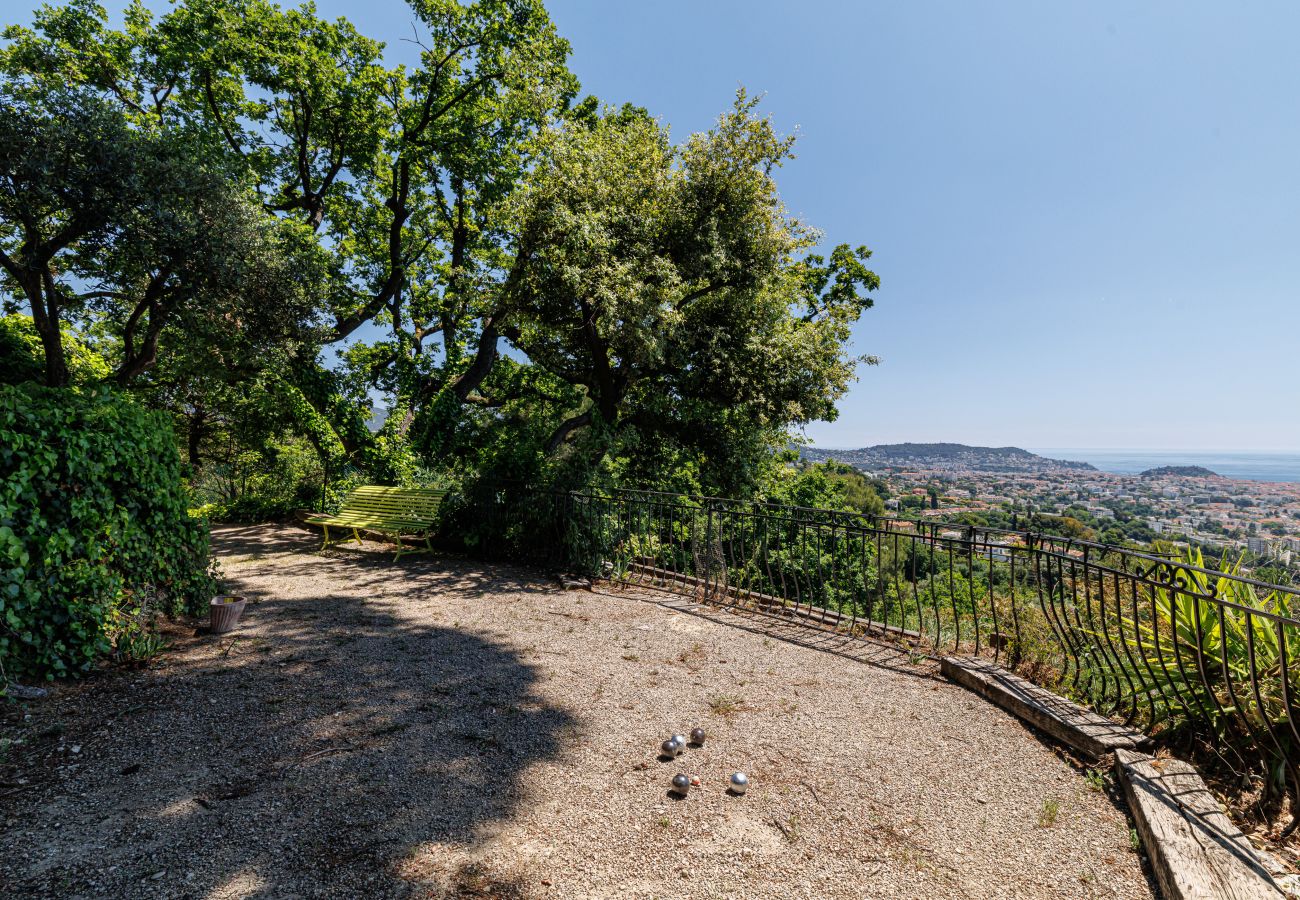 Villa in Nice - Family villa in Nice – Stunning view, pool and outdoor games Villa in Nice - Family villa in Nice – Stunning view, pool and outdoor games