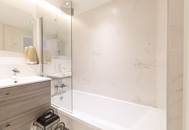 Apartment in Nice - Panoramic Sea View • Top Floor • Private Garage • A/C Apartment in Nice - Panoramic Sea View • Top Floor • Private Garage • A/C