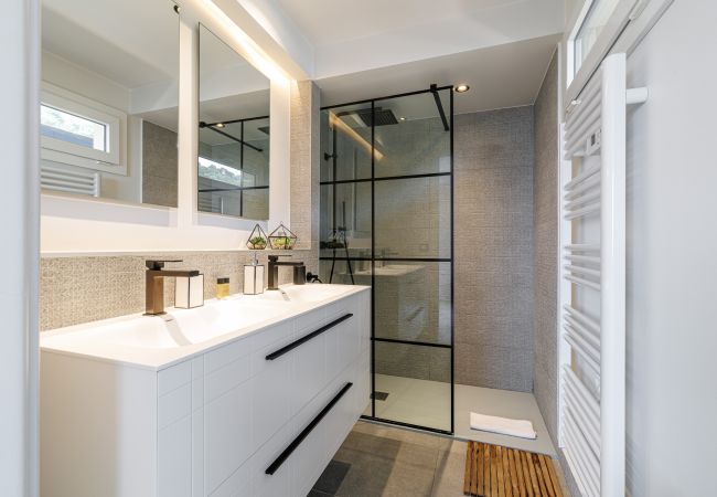 Apartment in Nice - Panoramic Sea View • Top Floor • Private Garage • A/C Apartment in Nice - Panoramic Sea View • Top Floor • Private Garage • A/C