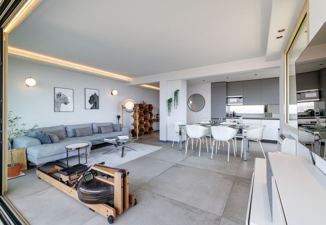 Apartment in Nice - Panoramic Sea View • Top Floor • Private Garage • A/C Apartment in Nice - Panoramic Sea View • Top Floor • Private Garage • A/C
