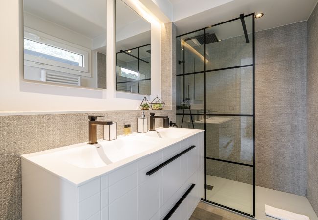 Apartment in Nice - Panoramic Sea View • Top Floor • Private Garage • A/C Apartment in Nice - Panoramic Sea View • Top Floor • Private Garage • A/C