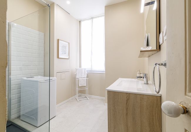 Apartment in Nice - Elegant 2-Bedroom Apartment with Large Terrace – Port/Riquier Apartment in Nice - Elegant 2-Bedroom Apartment with Large Terrace – Port/Riquier