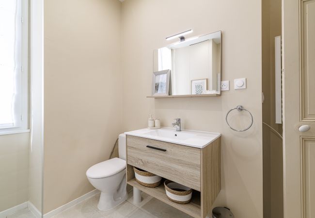 Apartment in Nice - Elegant 2-Bedroom Apartment with Large Terrace – Port/Riquier Apartment in Nice - Elegant 2-Bedroom Apartment with Large Terrace – Port/Riquier