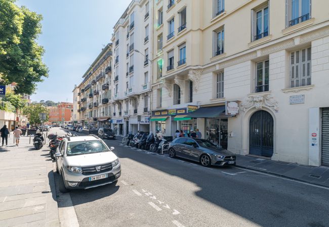 Apartment in Nice - Elegant 2-Bedroom Apartment with Large Terrace – Port/Riquier Apartment in Nice - Elegant 2-Bedroom Apartment with Large Terrace – Port/Riquier
