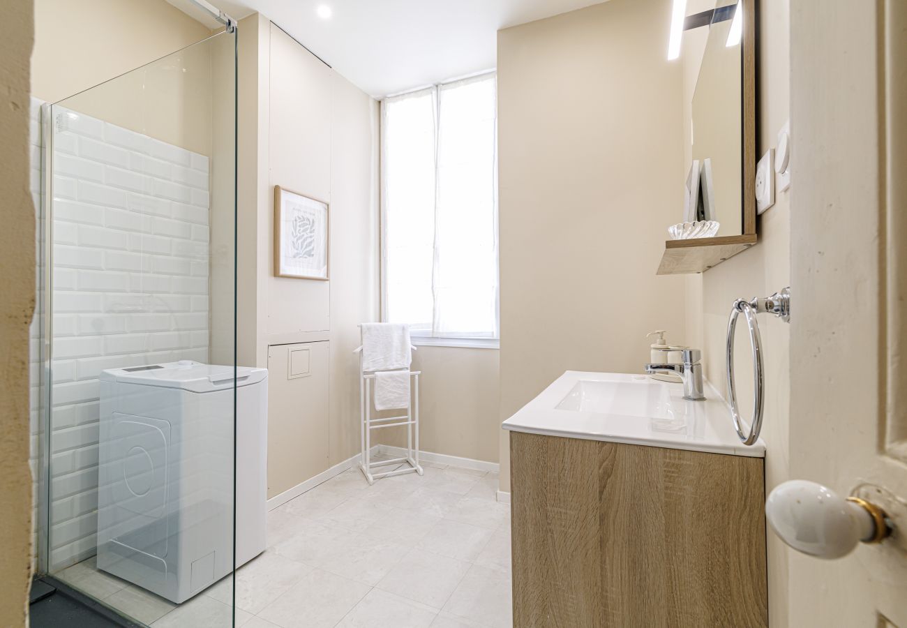 Apartment in Nice - Elegant 2-Bedroom Apartment with Large Terrace – Port/Riquier Apartment in Nice - Elegant 2-Bedroom Apartment with Large Terrace – Port/Riquier