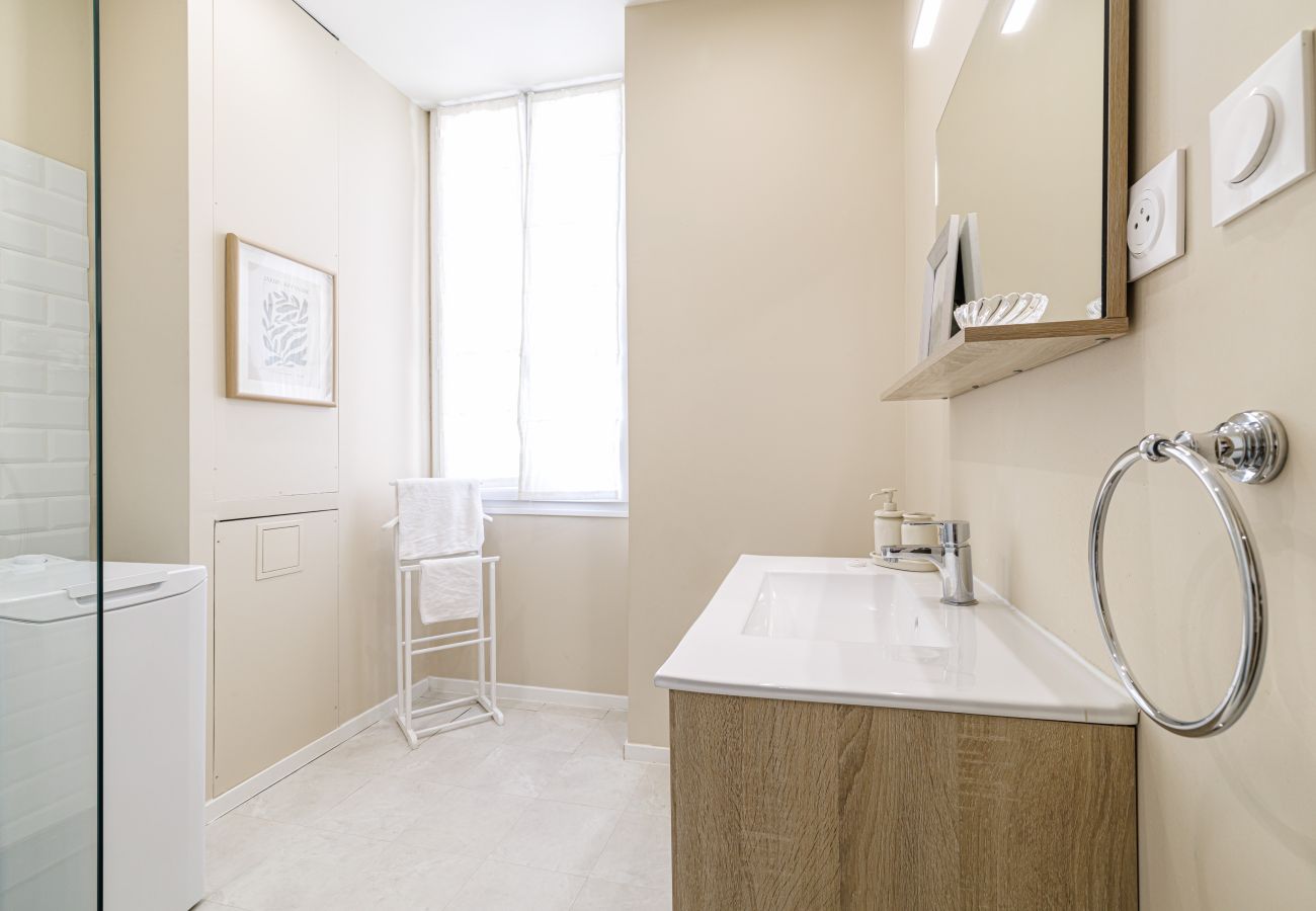 Apartment in Nice - Elegant 2-Bedroom Apartment with Large Terrace – Port/Riquier Apartment in Nice - Elegant 2-Bedroom Apartment with Large Terrace – Port/Riquier