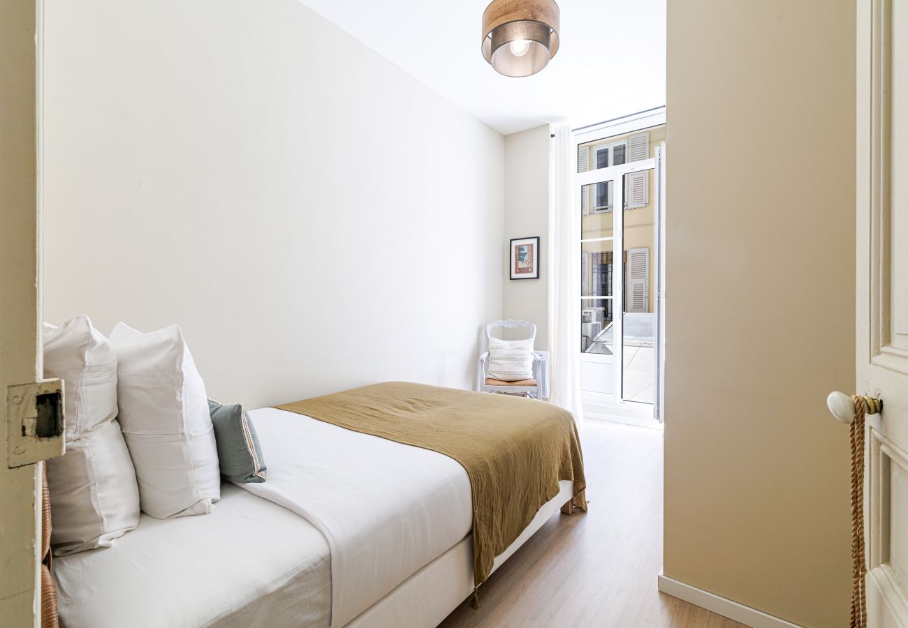 Apartment in Nice - Elegant 2-Bedroom Apartment with Large Terrace – Port/Riquier Apartment in Nice - Elegant 2-Bedroom Apartment with Large Terrace – Port/Riquier