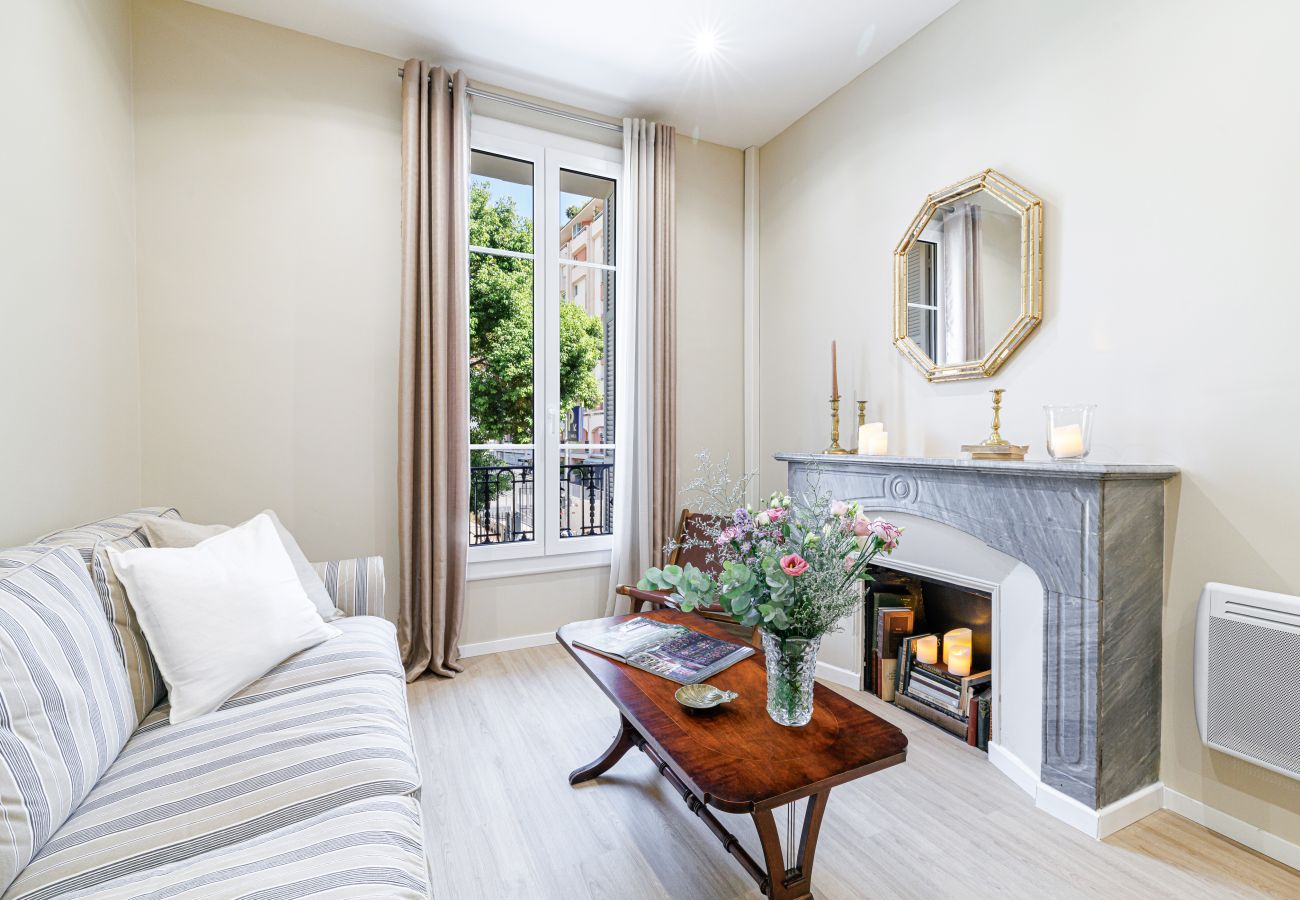 Apartment in Nice - Elegant 2-Bedroom Apartment with Large Terrace – Port/Riquier