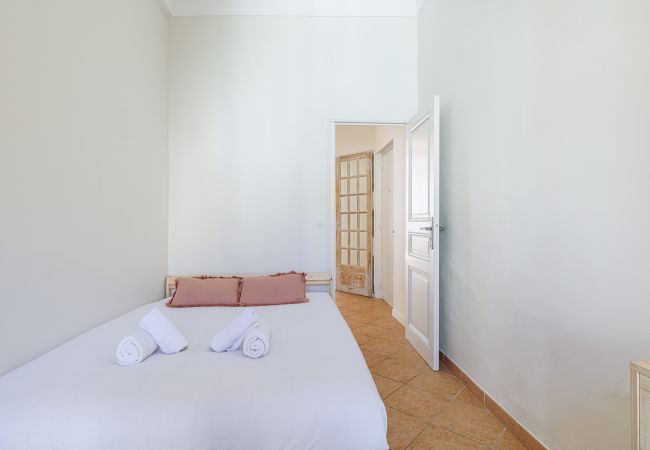 Apartment in Nice - Bright 2BR Niçois Apt w/ A/C, between Port & Garibaldi Apartment in Nice - Bright 2BR Niçois Apt w/ A/C, between Port & Garibaldi