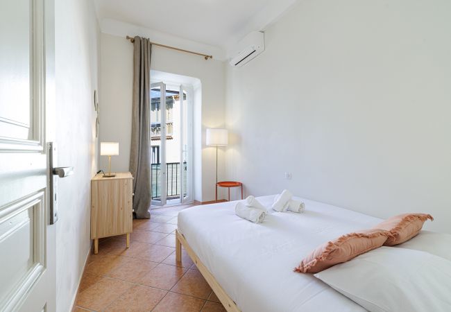 Apartment in Nice - Bright 2BR Niçois Apt w/ A/C, between Port & Garibaldi Apartment in Nice - Bright 2BR Niçois Apt w/ A/C, between Port & Garibaldi