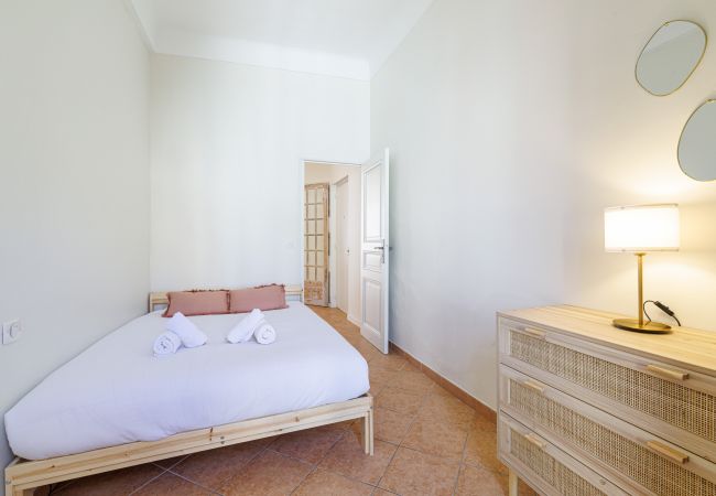 Apartment in Nice - Bright 2BR Niçois Apt w/ A/C, between Port & Garibaldi Apartment in Nice - Bright 2BR Niçois Apt w/ A/C, between Port & Garibaldi
