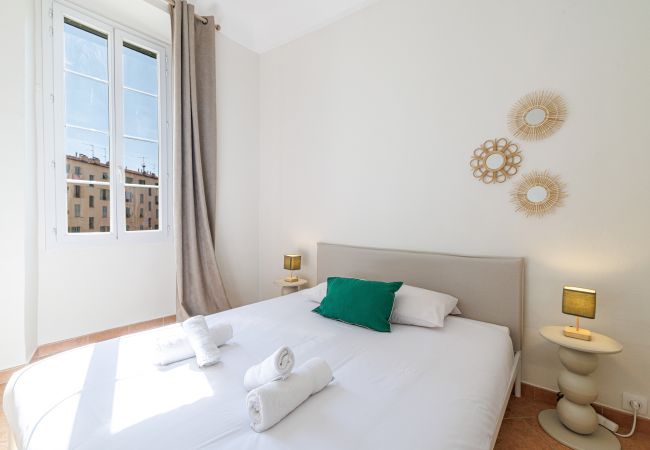 Apartment in Nice - Bright 2BR Niçois Apt w/ A/C, between Port & Garibaldi Apartment in Nice - Bright 2BR Niçois Apt w/ A/C, between Port & Garibaldi